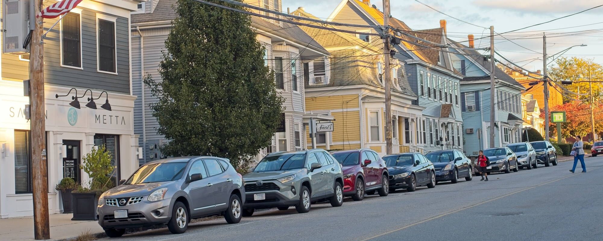 A photo of downtown North Andover, MA, a drive away from Luna Recovery for Women. Luna is a mental health and addiction treatment facility catered specifically for women.